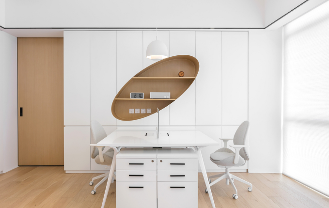 上海辦公室裝修設計：紅色工礦吊燈如何成為焦點？